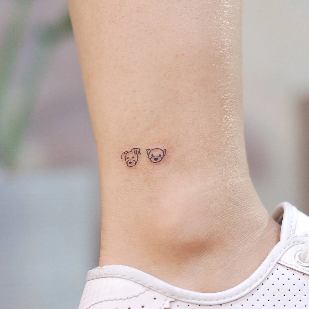 Hình xăm mini hai chú gấu nhỏ ở mắt cá chân