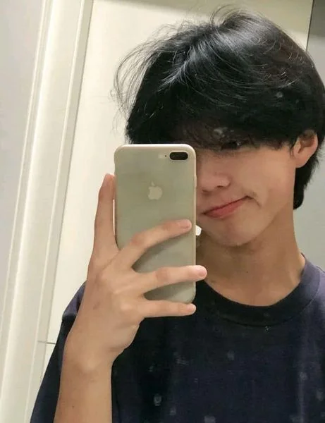 Chàng trai trẻ chụp ảnh selfie trước gương
