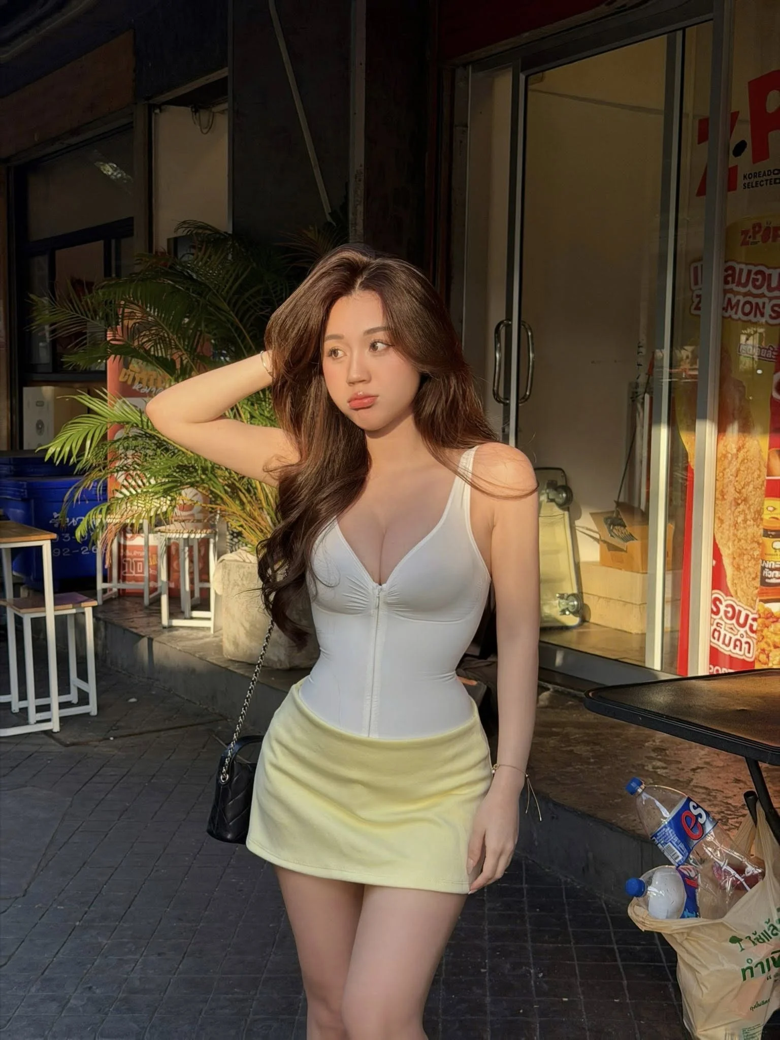 Nín thở trước màn tạo dáng cong vút của hot girl hơn 200.000 follow: Fan lo lắng về già... bệnh cột sống là cái chắc!