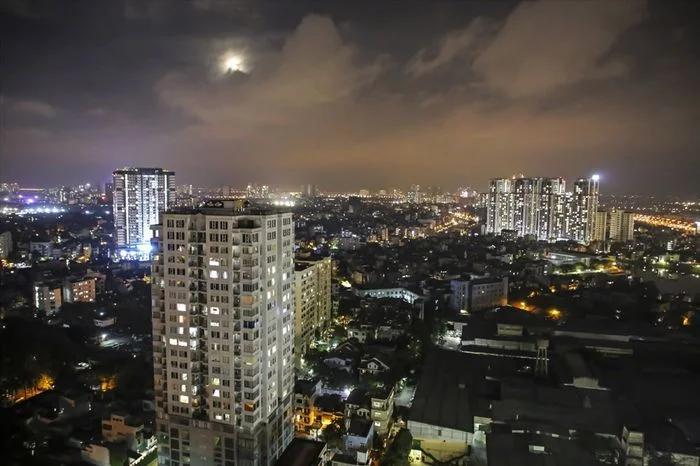 Toàn cảnh thành phố Hà Nội nhìn từ trên cao vào ban đêm