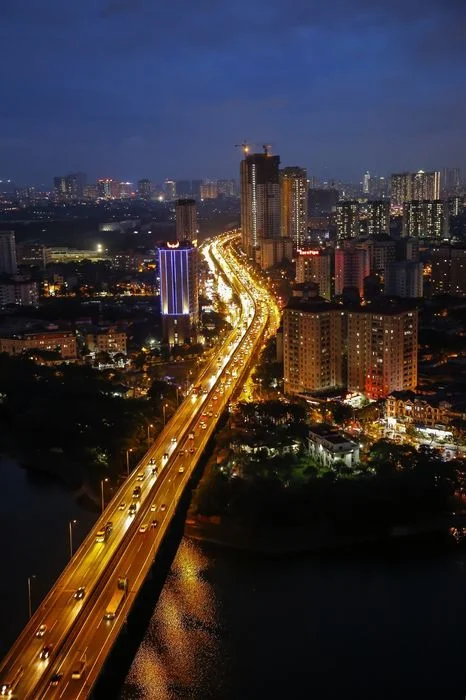 Hình ảnh Hà Nội về đêm với đường phố rực rỡ ánh đèn nhìn từ trên cao