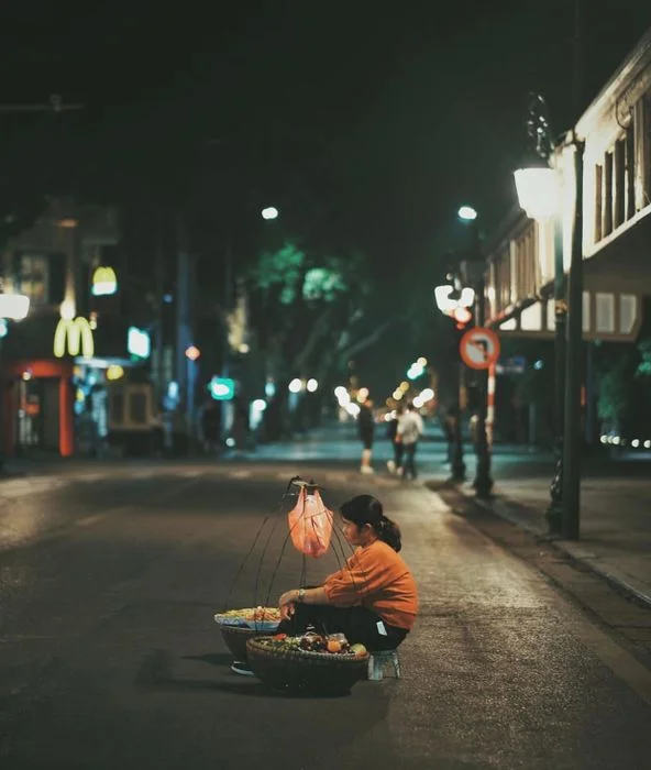 Người bán hàng rong trên đường phố Hà Nội đêm khuya