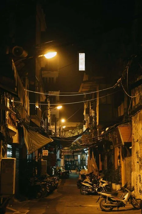 Ngõ nhỏ cổ kính ở Hà Nội vào buổi đêm