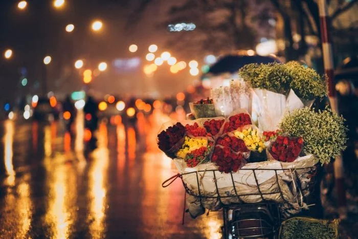Hoa tươi trên xe máy bán hoa đường phố Hà Nội