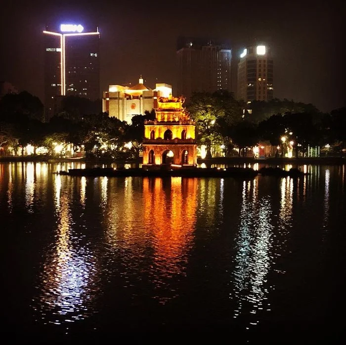 Tháp rùa và hồ Hoàn Kiếm sáng ban đêm