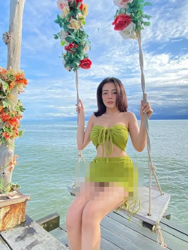 Ngân 98 khoe dáng "phản cảm cực hạn" với mẫu bikini cắt xé kém duyên (3)