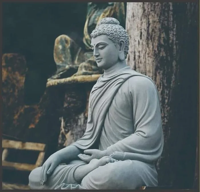Tượng Phật ngồi thiền ngoài trời bình an