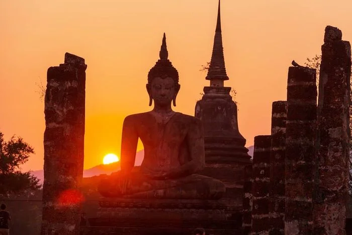 Tượng Phật tại di tích cổ lúc hoàng hôn mang vẻ bình an