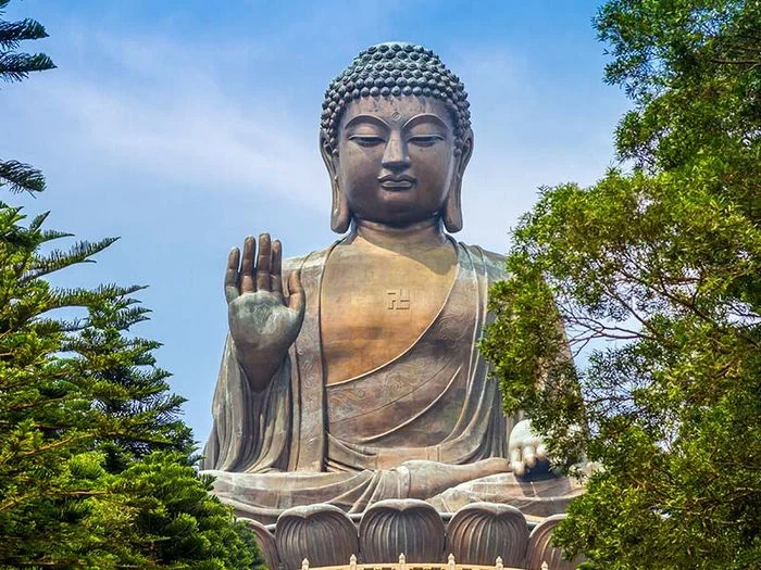 Hình ảnh Phật bình an tượng Tian Tan Buddha uy nghiêm giữa thiên nhiên