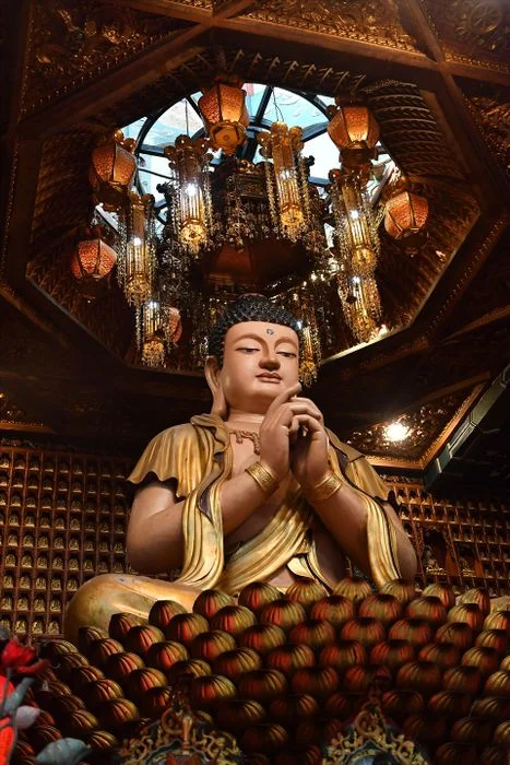 Tượng Phật ngồi trong không gian chùa chiền ấm cúng