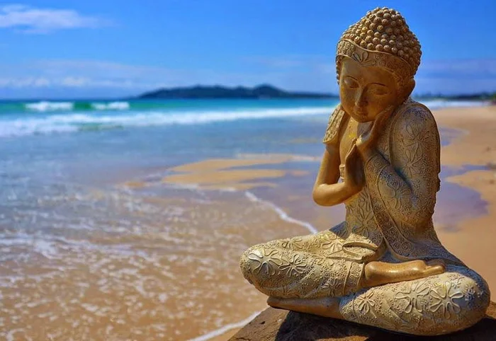 Tượng Phật nhỏ trên bãi biển biểu tượng Phật bình an