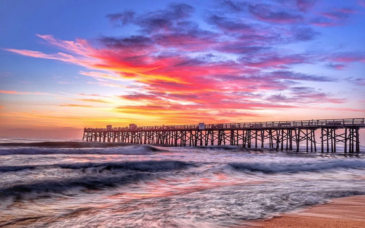 Cầu gỗ biển giúp màn hình thêm chiều sâu