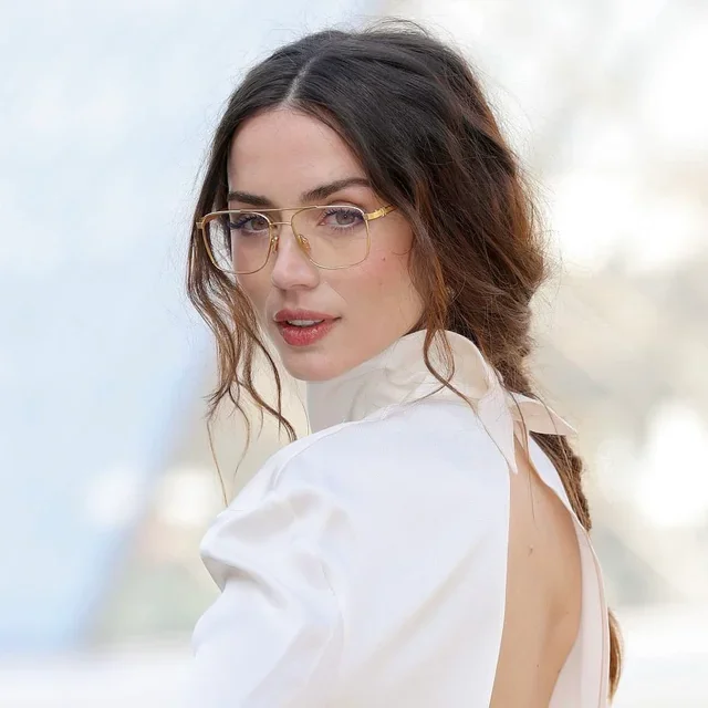 Ana de Armas tham dự buổi trình diễn bộ sưu tập Thu/Đông 2026 của Louis Vuitton dành cho nữ ở Paris. : r/popculturechat