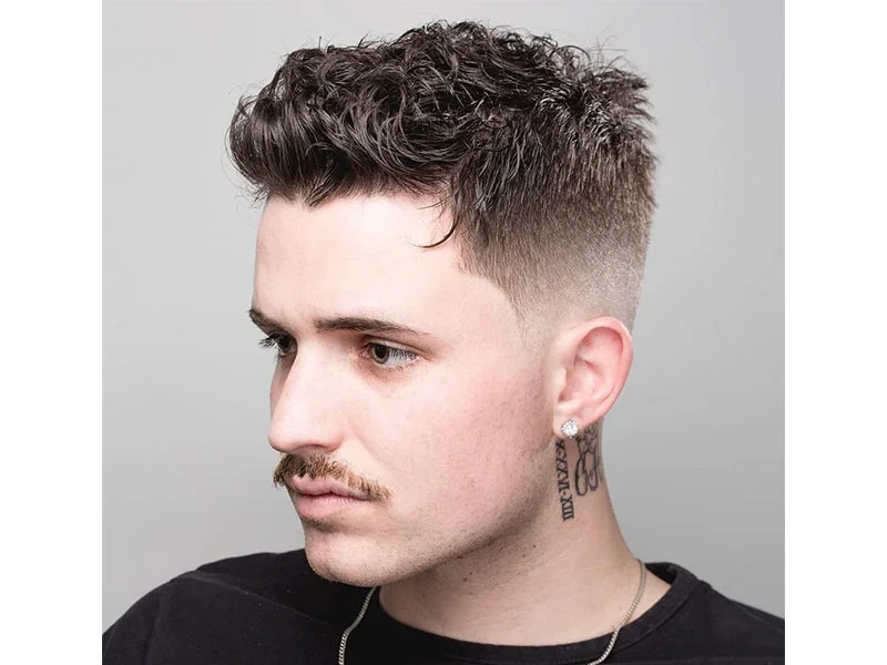 Tóc nam ngắn undercut vuốt xoăn nhẹ