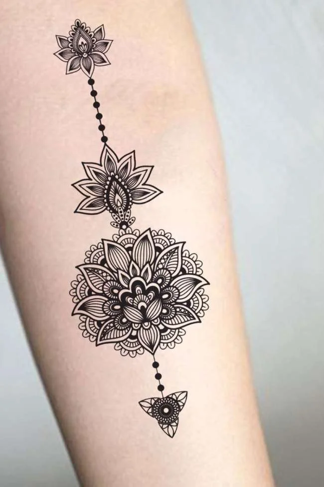 Kiểu dáng hình xăm hoa sen Mandala tạo chuỗi dải dọc tay