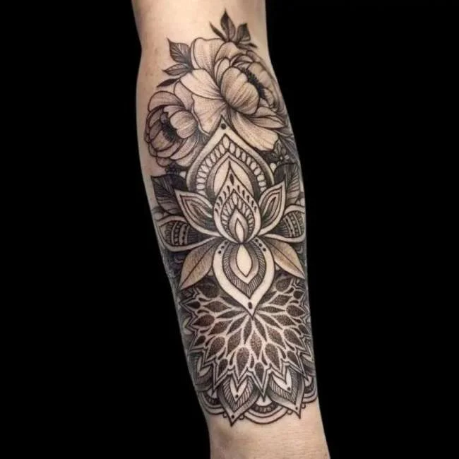 Tác phẩm hình xăm hoa sen Mandala đen xám phủ bắp tay