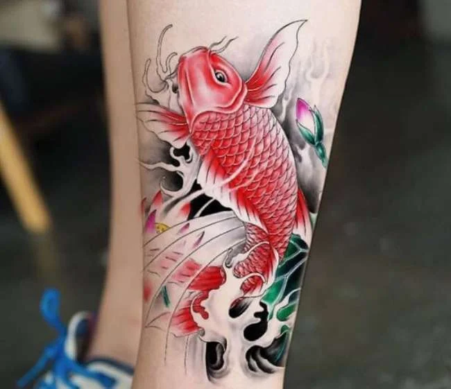 Hình xăm hoa sen và cá chép đỏ Nhật Bản ở chân mang lại an nhiên thanh tĩnh.