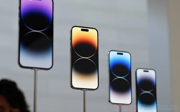 Nhiều mẫu iPhone 14 trưng bày với hình nền tối và chuyển sắc