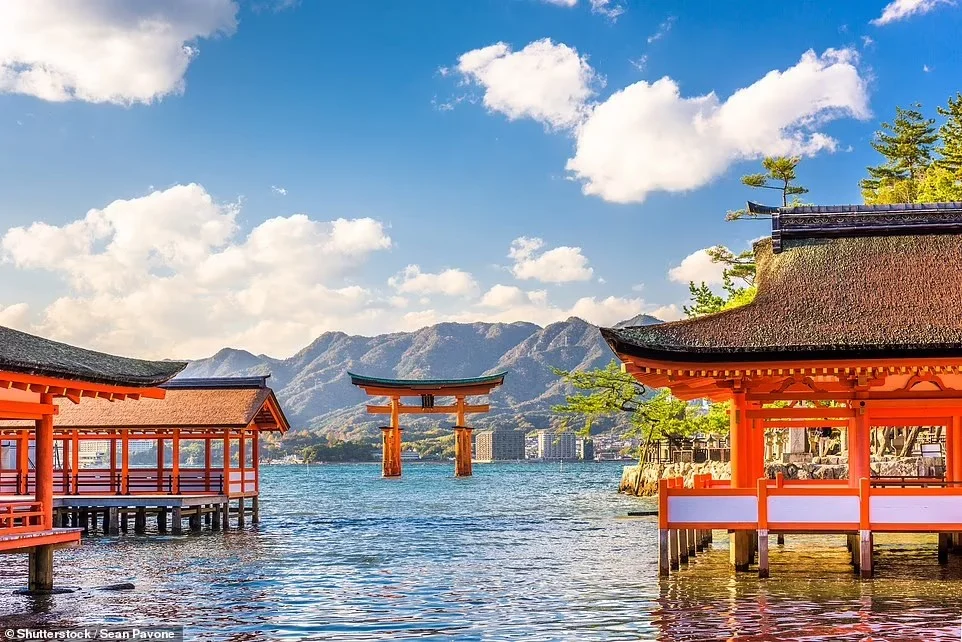Đền Thần đạo màu đỏ bên biển và cổng torii Nhật Bản