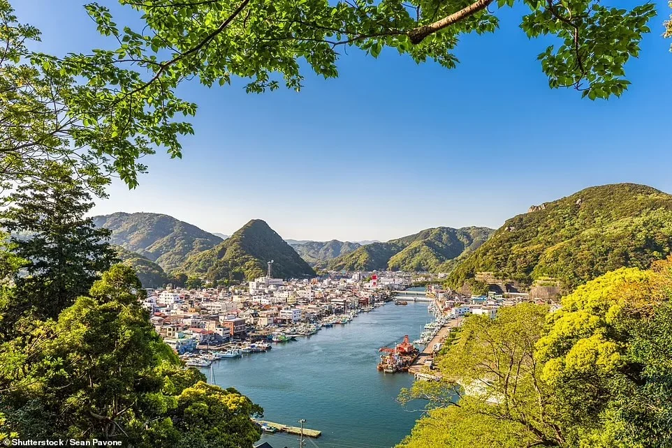 Tại thành phố cảng quyến rũ Shimoda, bán đảo Izu, du khách có thể thoải mái lướt sóng và thư giãn tại các bãi biển. Izu là nơi thích hợp cho một chuyến đi nghỉ