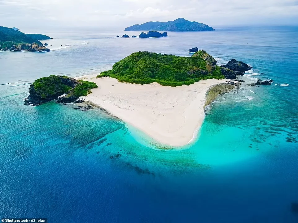 Nếu bạn muốn tìm một bãi biển trắng tinh khiết để ngắm hoàng hôn, đảo Zamami là nơi lý tưởng nhất. Đại dương bao quanh hòn đảo xanh thẳm một màu, tạo nên khung