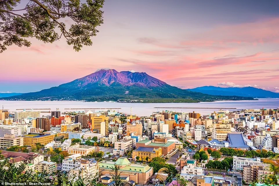 Đây là một bức ảnh đầy mê hoặc được chụp từ trên cao của núi lửa Sakurajima, thành phố Kagoshima. Núi lửa này vẫn đang hoạt động, tro bụi thường xuyên bao phủ
