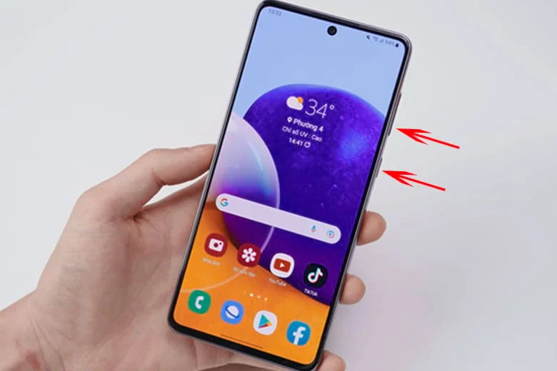 cầm điện thoại Samsung với mũi tên đỏ chỉ vào cạnh bên phải