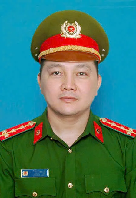 Hình ảnh đẹp người chiến sĩ Công an thành phố Cảng vì dân trong bão lũ