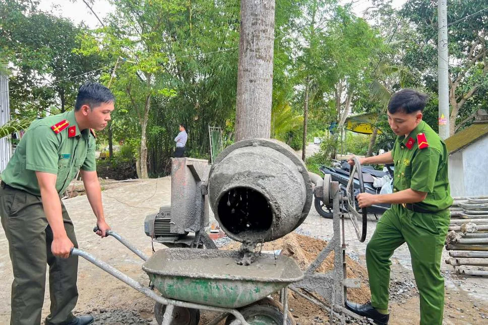 Ấn tượng hình ảnh Công an Cần Thơ xây nhà, khám bệnh cho người dân
