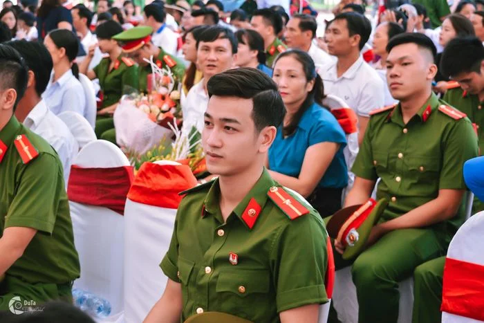 Ảnh công an Việt Nam trong quân phục xanh tham dự sự kiện đông người