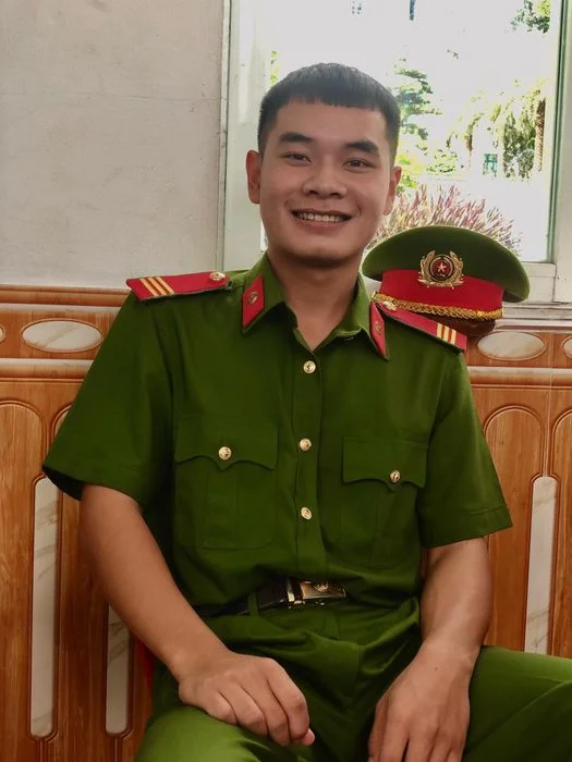 Chân dung nam cán bộ công an mặc quân phục màu xanh