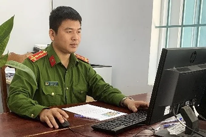 Cán bộ công an làm theo lời Bác