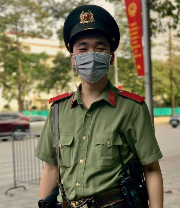 Chiến sĩ công an đeo khẩu trang đứng làm nhiệm vụ ngoài đường