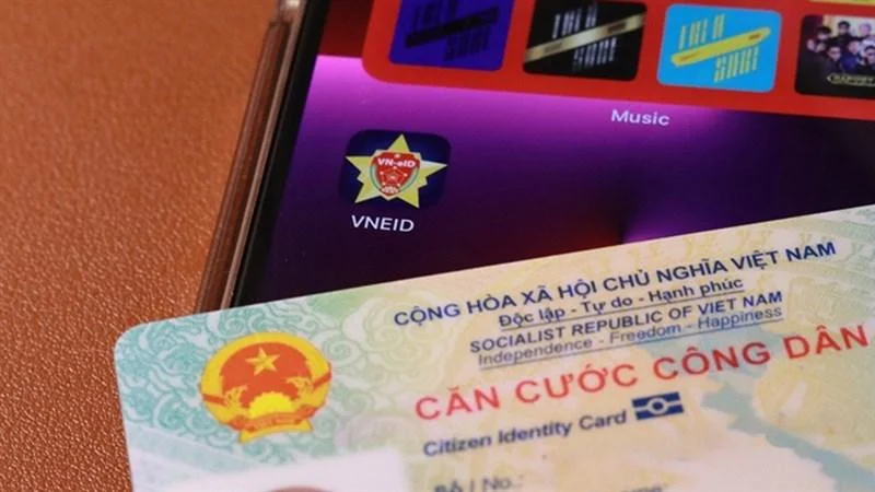 Hình ảnh thẻ căn cước công dân và ứng dụng VNeID cảnh báo về ảnh cccd giả
