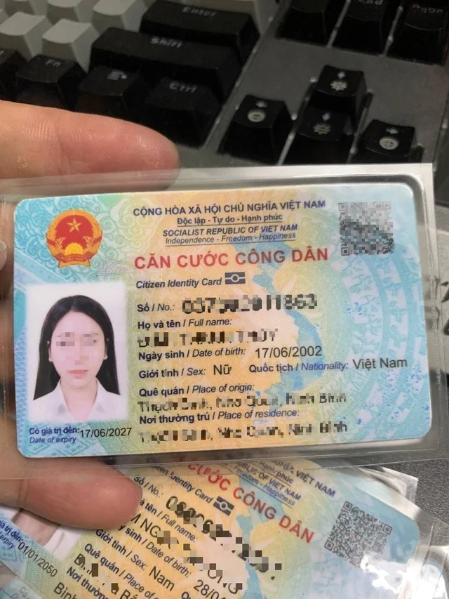Hình ảnh cận cảnh một chiếc ảnh cccd giả hoặc thẻ căn cước có thông tin bị làm mờ