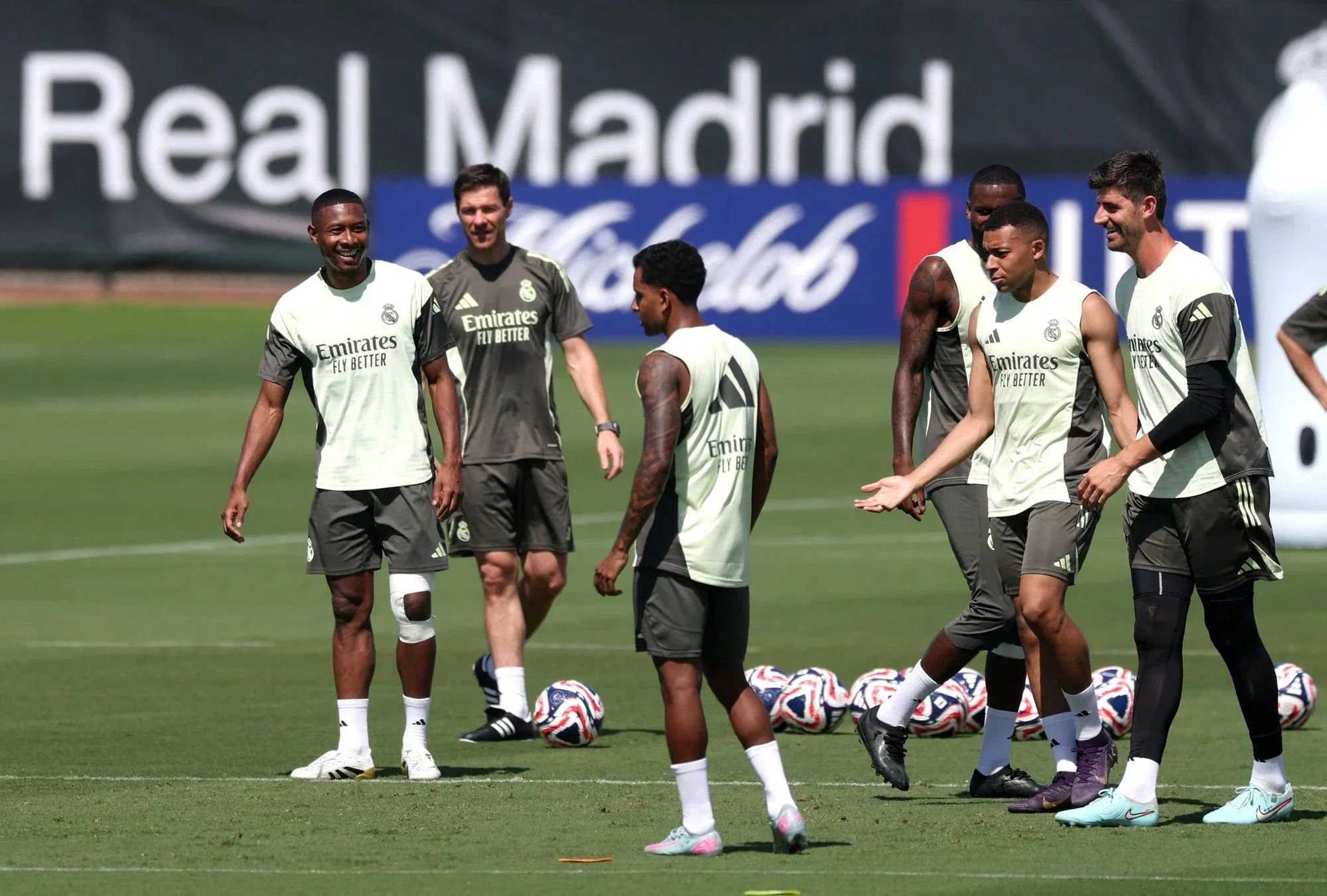 Các cầu thủ trong ảnh Real Madrid đang tập luyện trên sân cỏ chuyên nghiệp.