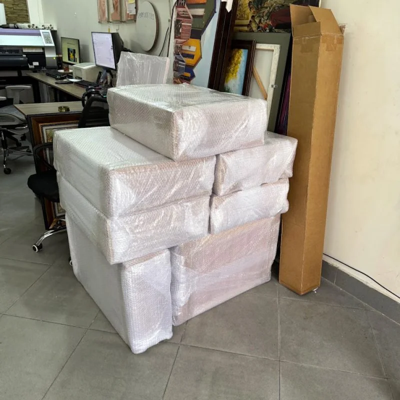Các kiện tranh được bọc bảo vệ để vận chuyển
