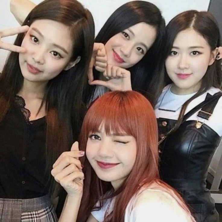Bốn nữ nghệ sĩ chụp ảnh selfie vui vẻ