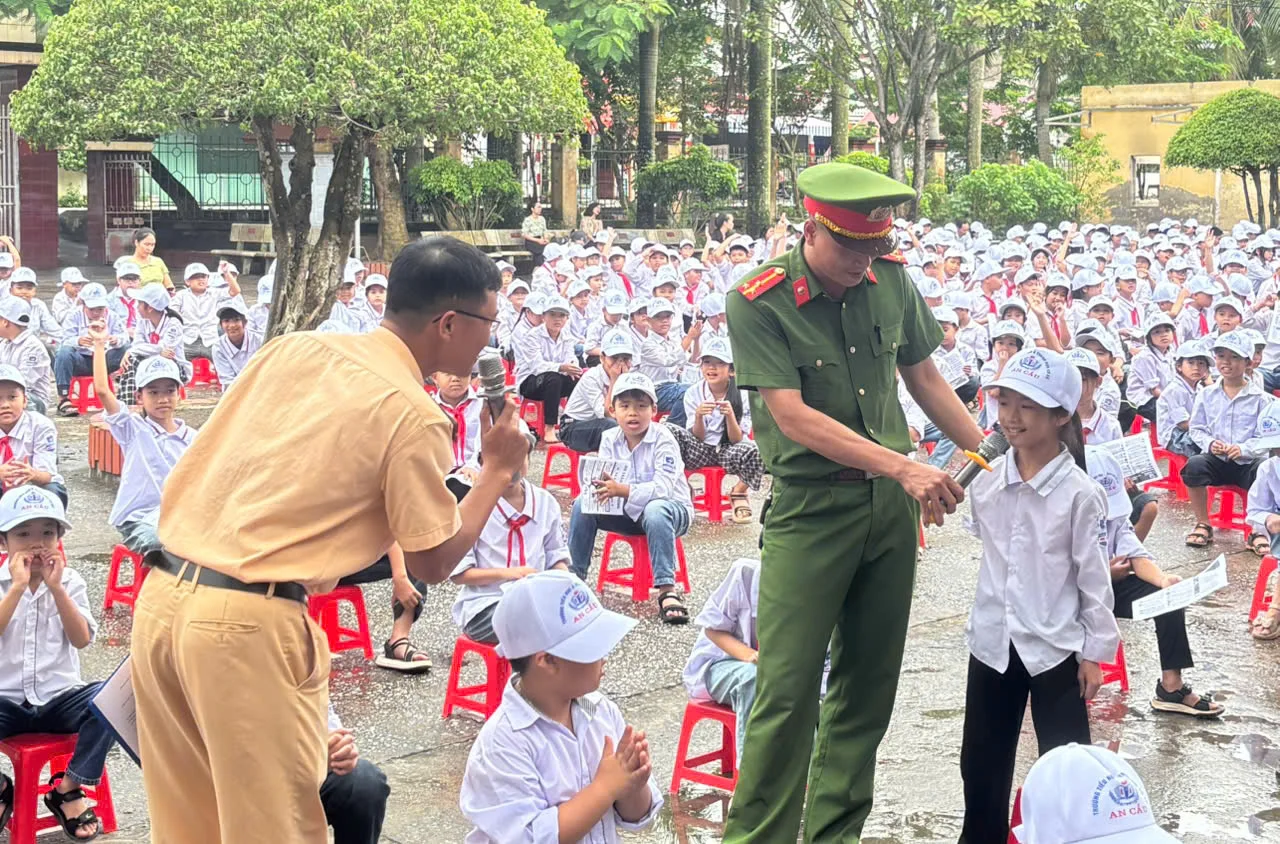 Đảm bảo an toàn giao thông cho học sinh đến trường