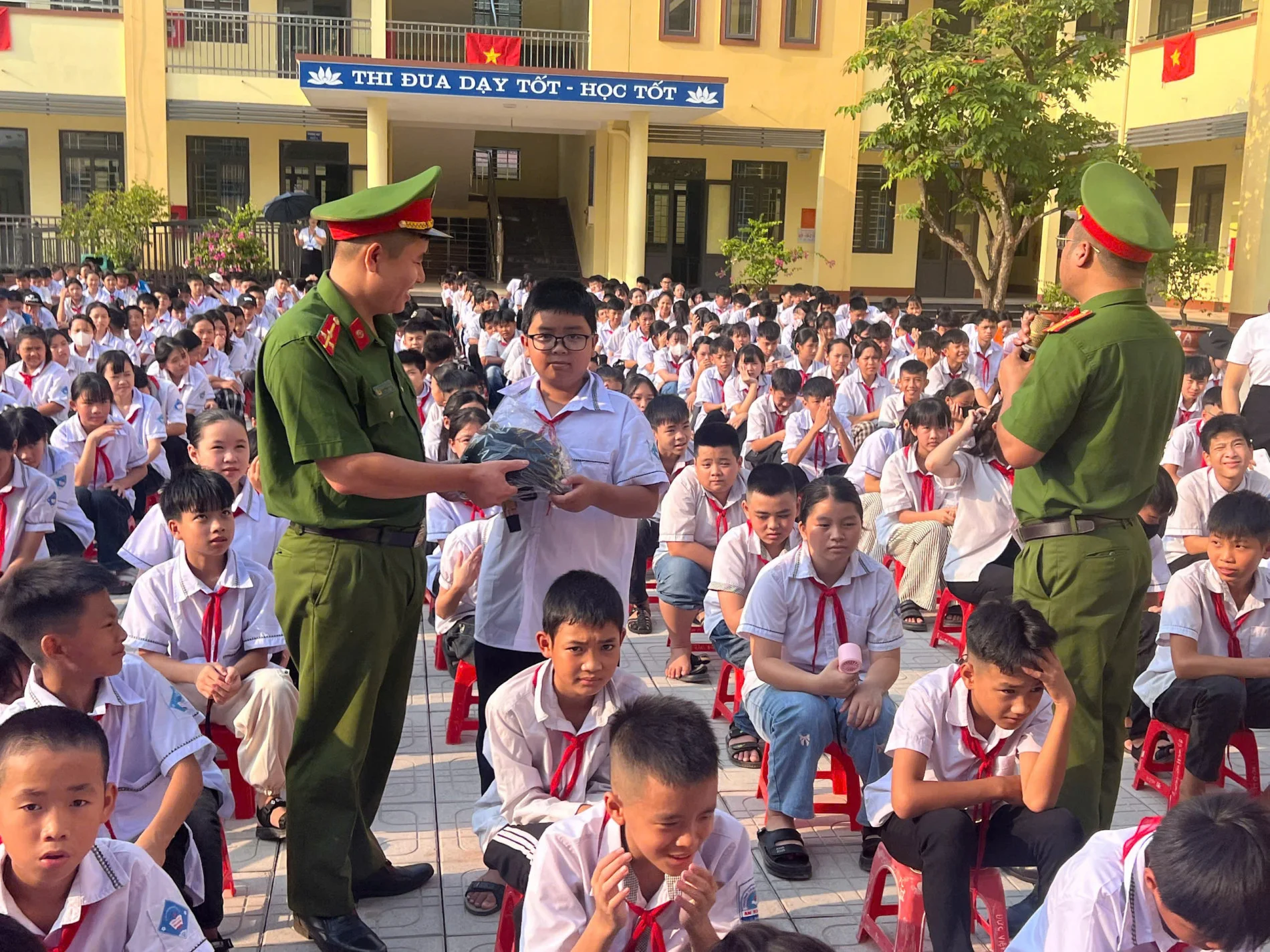 Công an xã An Khánh tổ chức tuyên truyền kiến thức an toàn giao thông cho học sinh.