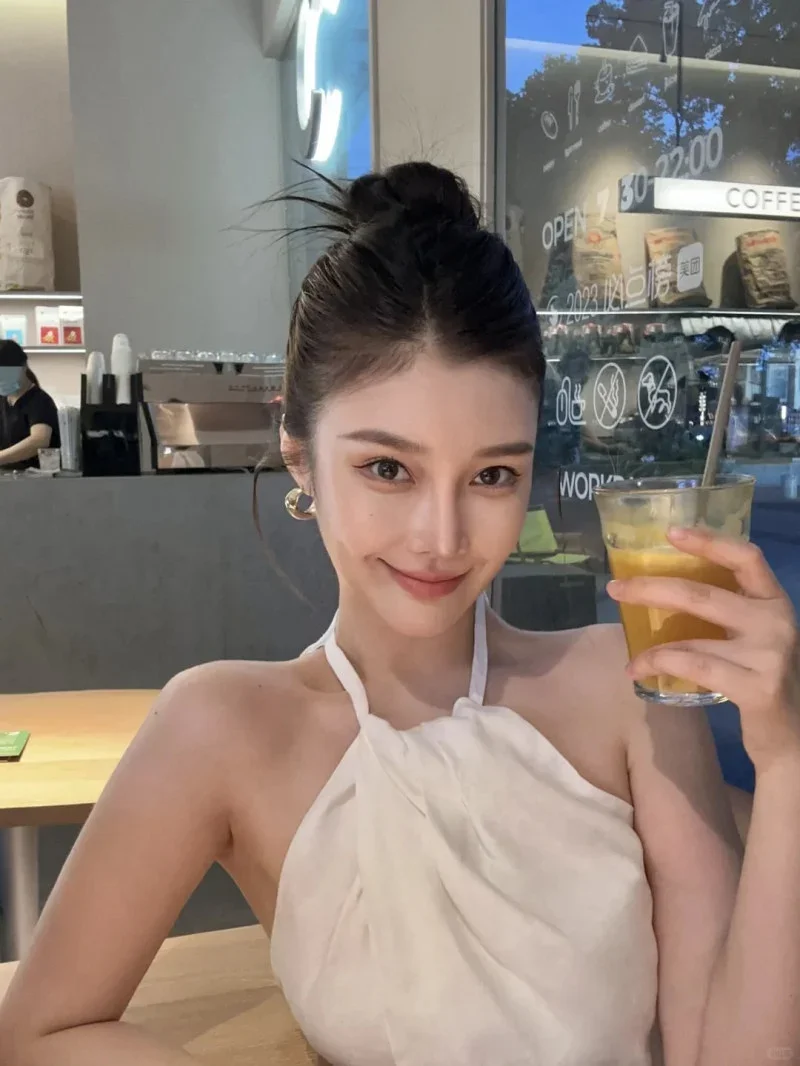 Cô gái tóc búi cao năng động với trang phục hiện đại
