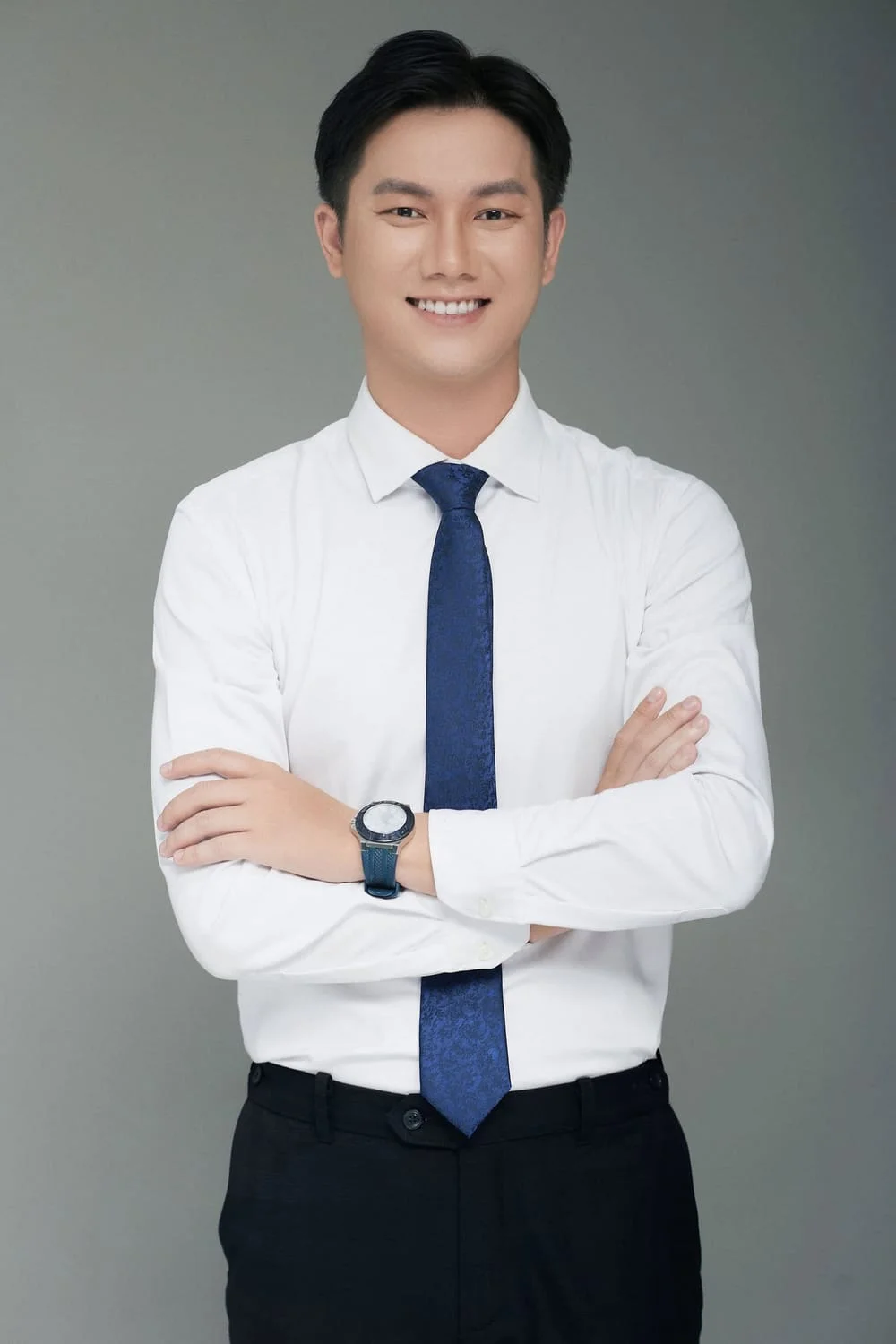 Chụp ảnh thẻ chuyên nghiệp nam giới mặc áo sơ mi trắng thắt cà vạt xanh lịch sự