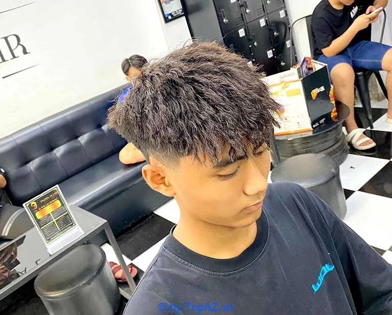 thợ cắt tóc nam đang tạo kiểu cho khách hàng
