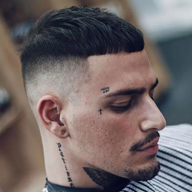 Kiểu tóc nam ngắn đẹp, phong cách crop fade hiện đại với các đường cạo sắc nét cho nam giới