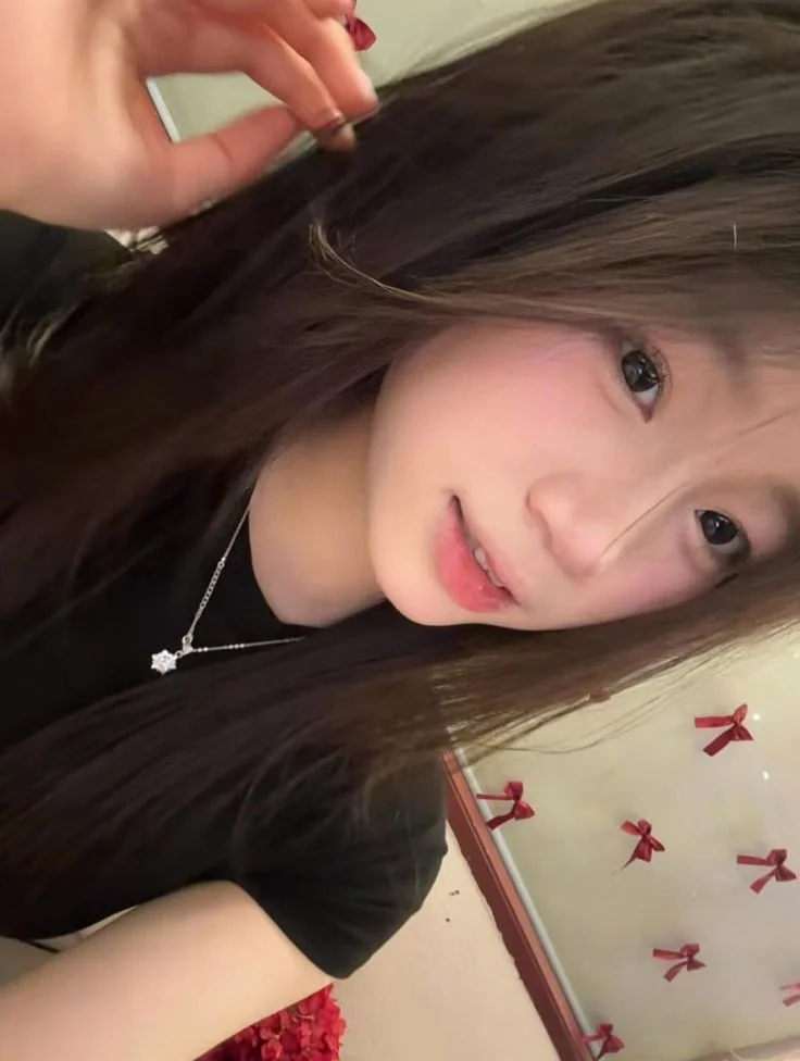 Hình ảnh gái xinh với mái tóc dài và ánh mắt dịu dàng