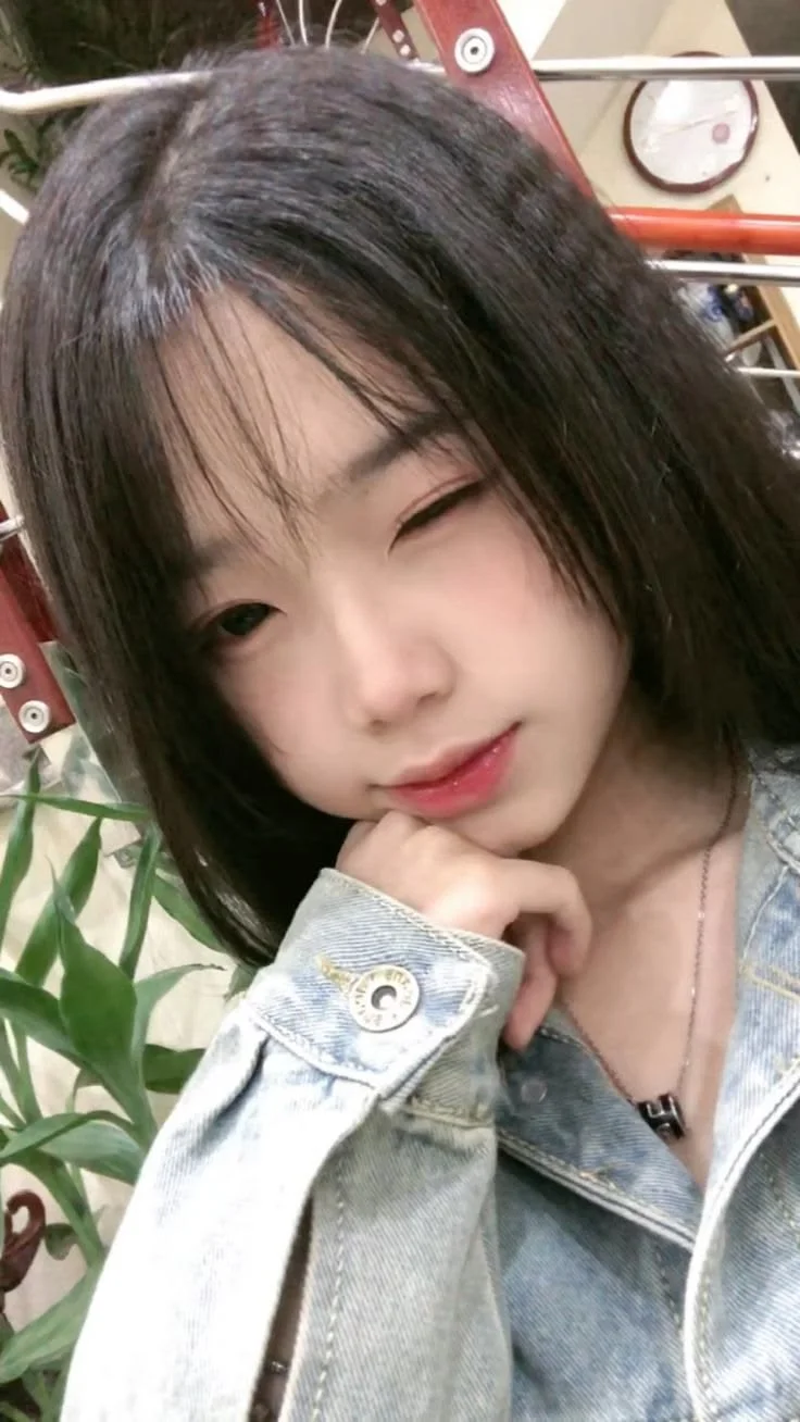 hình ảnh gái xinh với biểu cảm nháy mắt đáng yêu