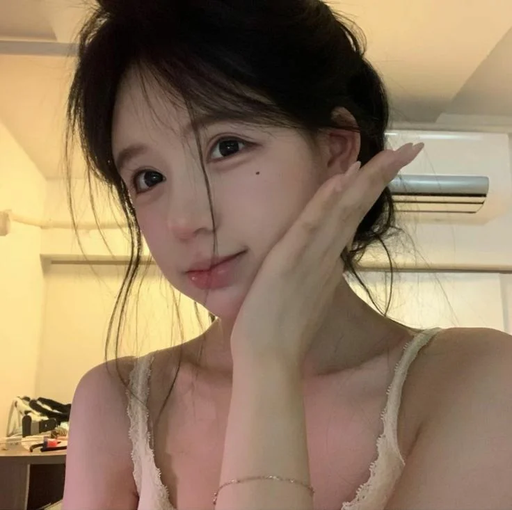 Gái xinh tạo dáng nhẹ nhàng đầy nữ tính