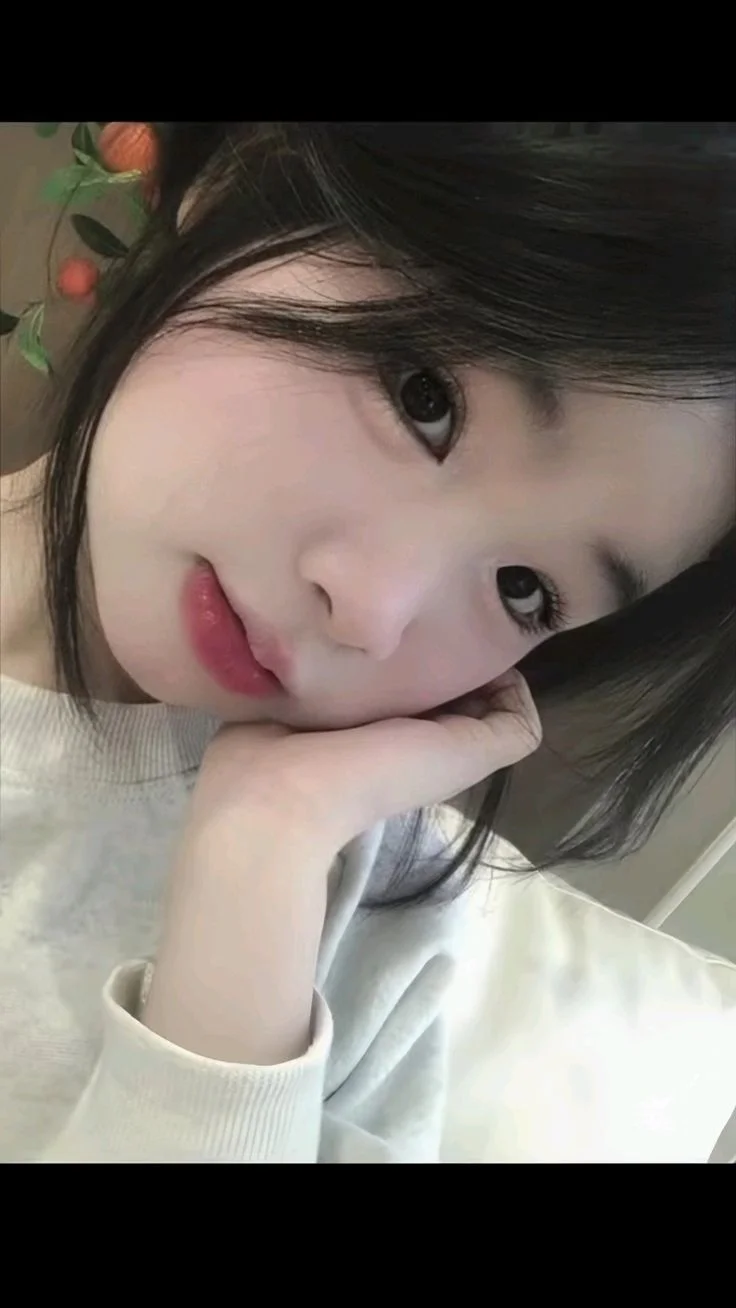 Gái xinh chống cằm suy tư đầy lôi cuốn