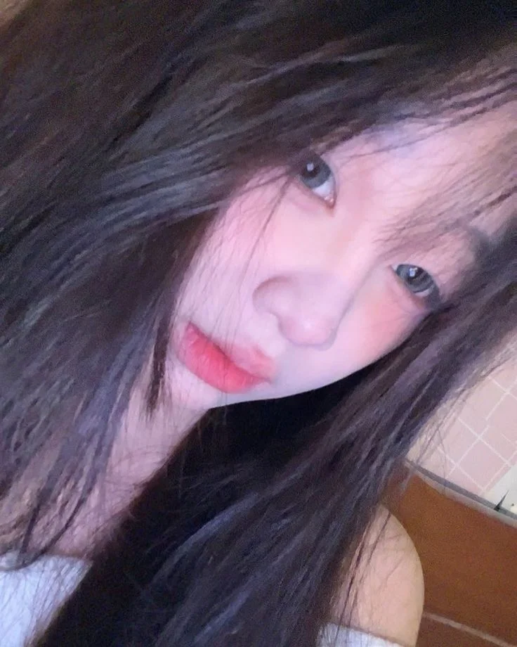 Chân dung gái xinh có mái tóc đen mượt mà