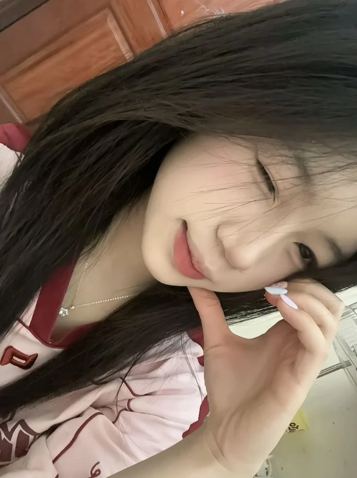 Hình ảnh gái xinh với biểu cảm nháy mắt đáng yêu và phong cách trẻ trung
